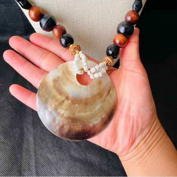 Elegant Beaded Necklace with Shell Pendant - Picture 3 of 7